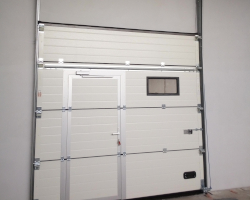 brama wjazdowa garażowa z drzwiami